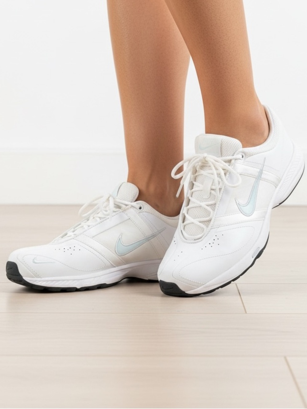 Vintage Nike FCS Women’s Size 8 White Blue Walking Court Sneakers Y2K Retro